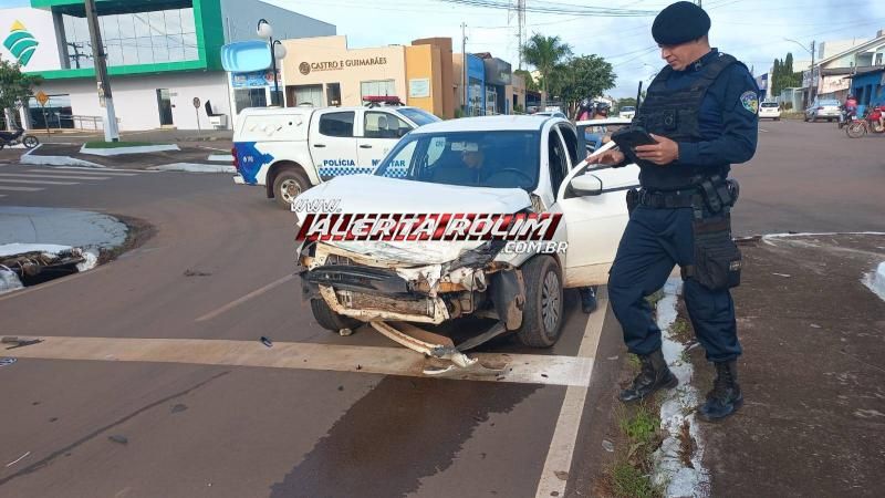 Acidente entre dois carros foi registrado na área central de Rolim de Moura; Vídeo Acidente entre dois carros foi registrado na área central de Rolim de Moura; Vídeo