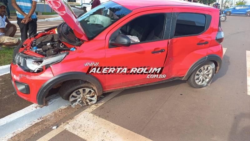 Acidente entre dois carros foi registrado na área central de Rolim de Moura; Vídeo Acidente entre dois carros foi registrado na área central de Rolim de Moura; Vídeo
