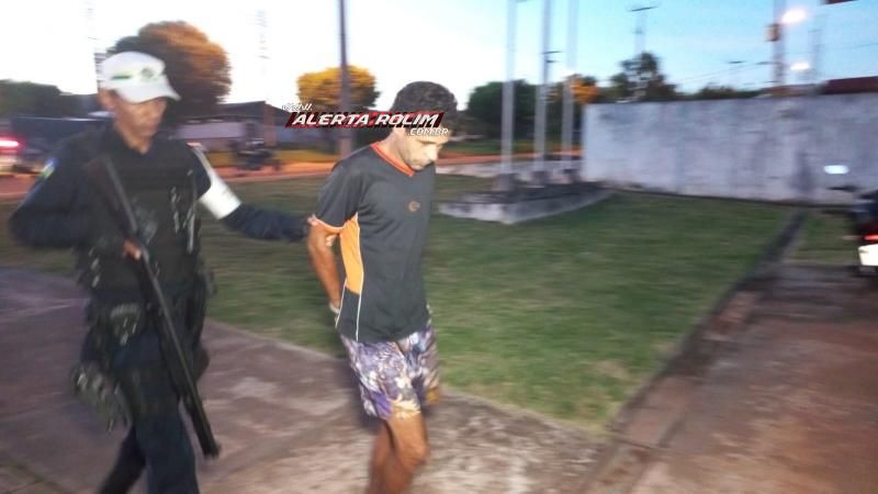 Acusado de tráfico de drogas foi preso pela Polícia Militar em Rolim de Moura Acusado de tráfico de drogas foi preso pela Polícia Militar em Rolim de Moura