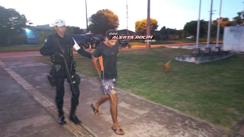 Acusado de tráfico de drogas foi preso pela Polícia Militar em Rolim de Moura Acusado de tráfico de drogas foi preso pela Polícia Militar em Rolim de Moura