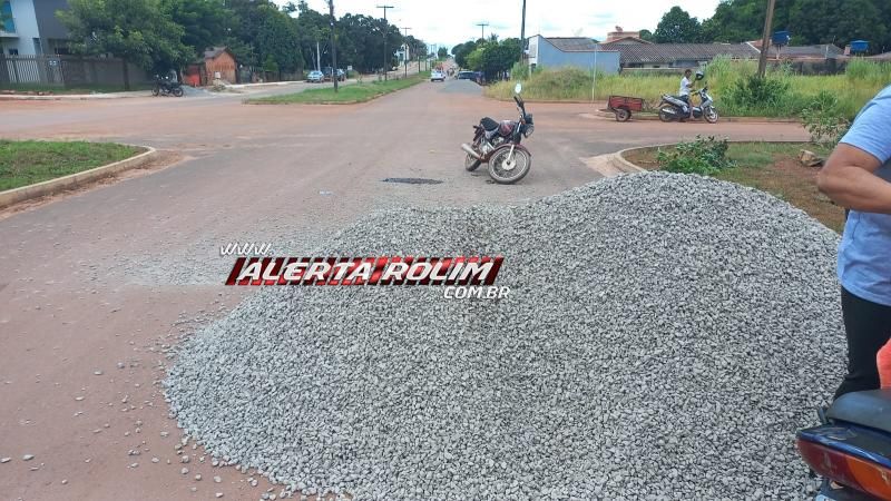 Avô e neta ficaram feridos após colidirem moto em amontoado de brita que estava na via em Rolim de Moura Avô e neta ficaram feridos após colidirem moto em amontoado de brita que estava na via em Rolim de Moura