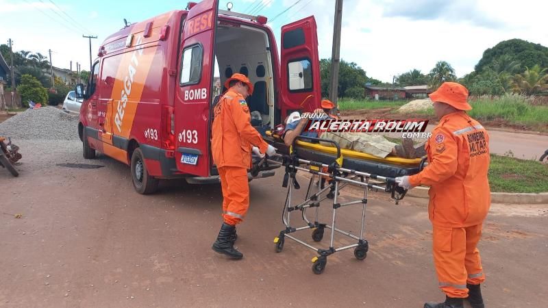 Avô e neta ficaram feridos após colidirem moto em amontoado de brita que estava na via em Rolim de Moura Avô e neta ficaram feridos após colidirem moto em amontoado de brita que estava na via em Rolim de Moura