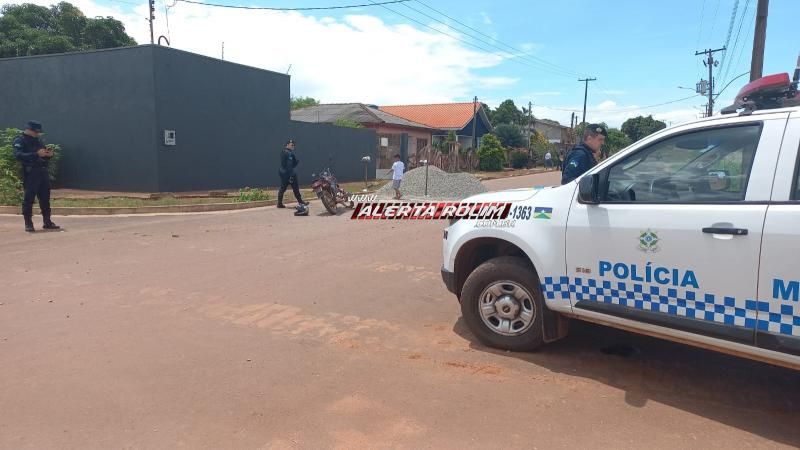 Avô e neta ficaram feridos após colidirem moto em amontoado de brita que estava na via em Rolim de Moura Avô e neta ficaram feridos após colidirem moto em amontoado de brita que estava na via em Rolim de Moura