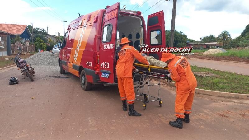 Avô e neta ficaram feridos após colidirem moto em amontoado de brita que estava na via em Rolim de Moura Avô e neta ficaram feridos após colidirem moto em amontoado de brita que estava na via em Rolim de Moura