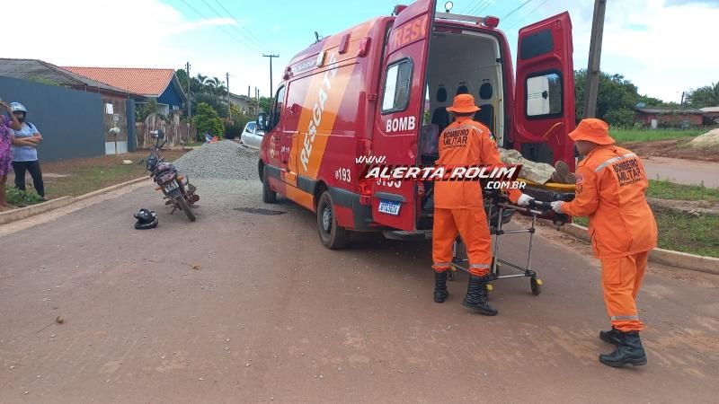 Avô e neta ficaram feridos após colidirem moto em amontoado de brita que estava na via em Rolim de Moura Avô e neta ficaram feridos após colidirem moto em amontoado de brita que estava na via em Rolim de Moura