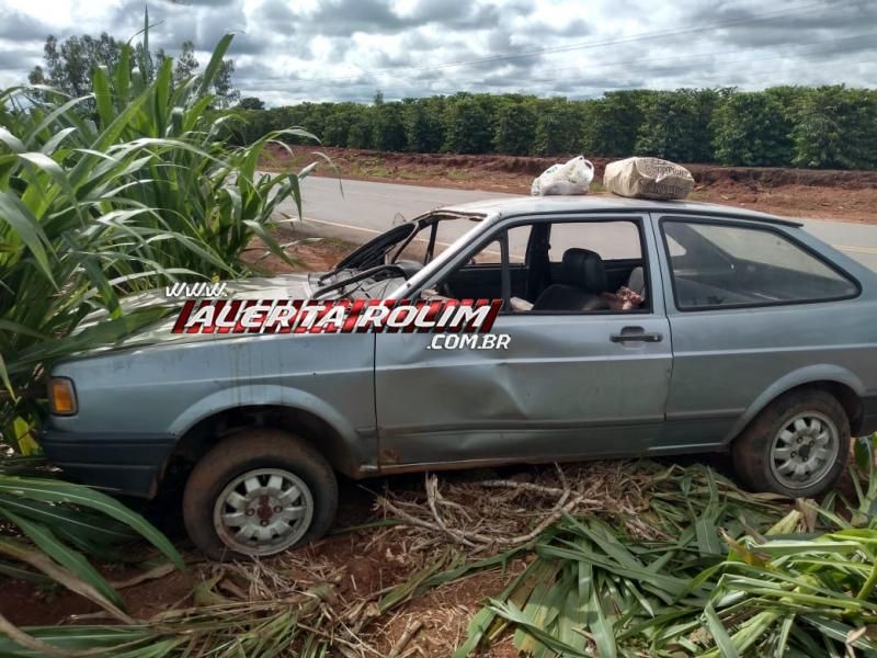 Capotamento de veículo foi registrado neste domingo na RO 010 em Rolim de Moura Capotamento de veículo foi registrado neste domingo na RO 010 em Rolim de Moura