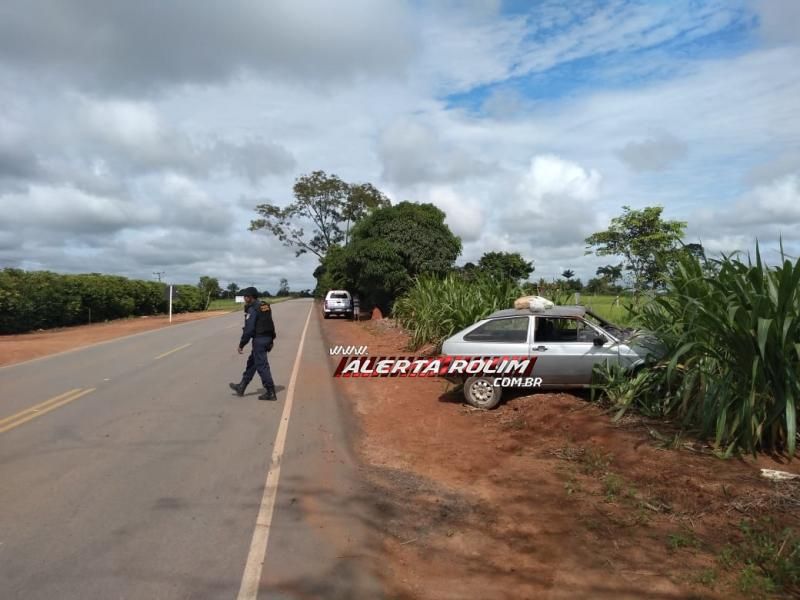 Capotamento de veículo foi registrado neste domingo na RO 010 em Rolim de Moura Capotamento de veículo foi registrado neste domingo na RO 010 em Rolim de Moura