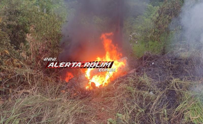 Carro pegou fogo após colisão com outro veículo neste sábado na RO 010 em Novo Horizonte 