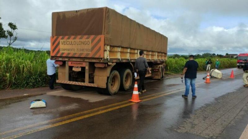 Colisão frontal entre caminhão e carreta deixou um morto nesta manhã na BR 364 em Pimenta Bueno Colisão frontal entre caminhão e carreta deixou um morto nesta manhã na BR 364 em Pimenta Bueno
