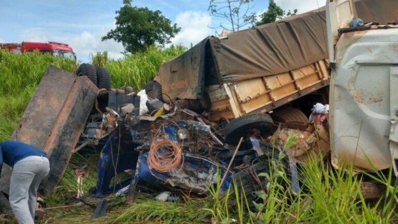Colisão frontal entre caminhão e carreta deixou um morto nesta manhã na BR 364 em Pimenta Bueno Colisão frontal entre caminhão e carreta deixou um morto nesta manhã na BR 364 em Pimenta Bueno