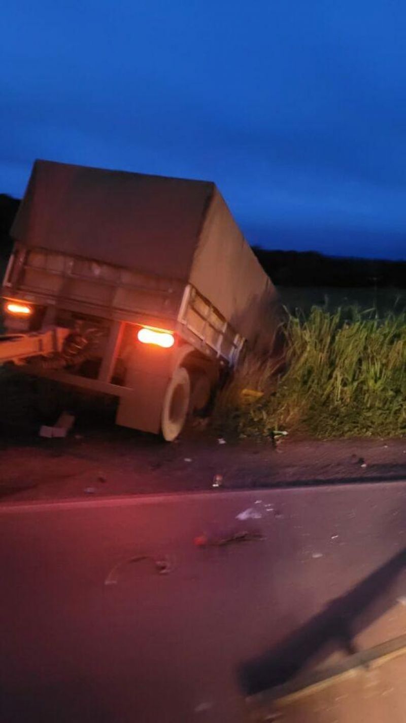 Colisão frontal entre caminhão e carreta deixou um morto nesta manhã na BR 364 em Pimenta Bueno Colisão frontal entre caminhão e carreta deixou um morto nesta manhã na BR 364 em Pimenta Bueno