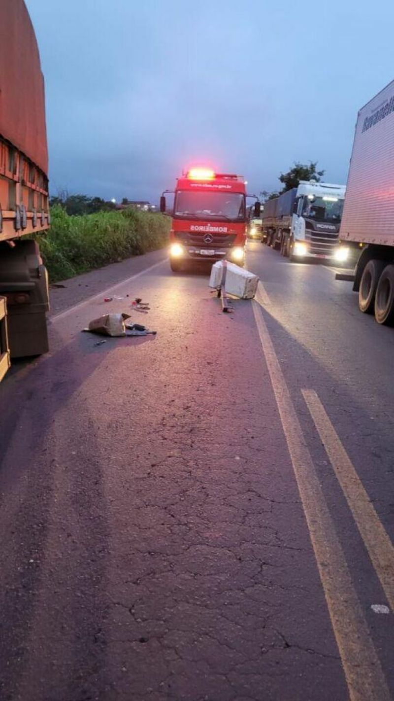 Colisão frontal entre caminhão e carreta deixou um morto nesta manhã na BR 364 em Pimenta Bueno Colisão frontal entre caminhão e carreta deixou um morto nesta manhã na BR 364 em Pimenta Bueno