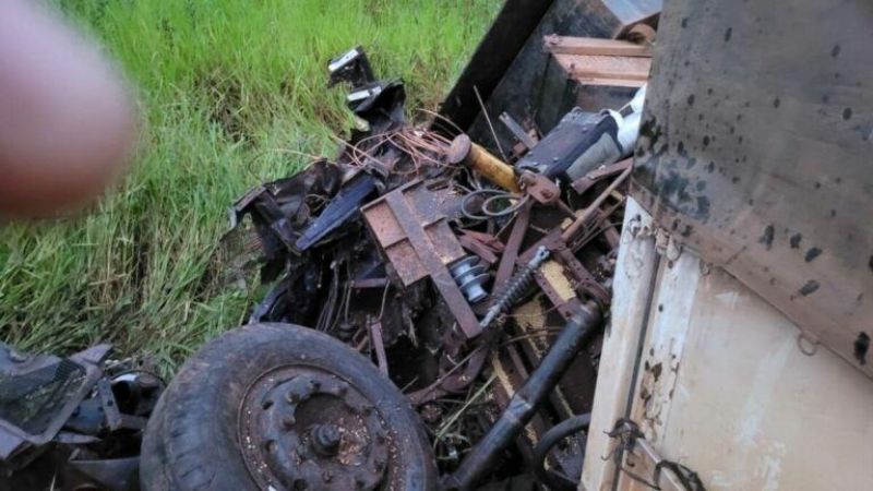 Colisão frontal entre caminhão e carreta deixou um morto nesta manhã na BR 364 em Pimenta Bueno Colisão frontal entre caminhão e carreta deixou um morto nesta manhã na BR 364 em Pimenta Bueno