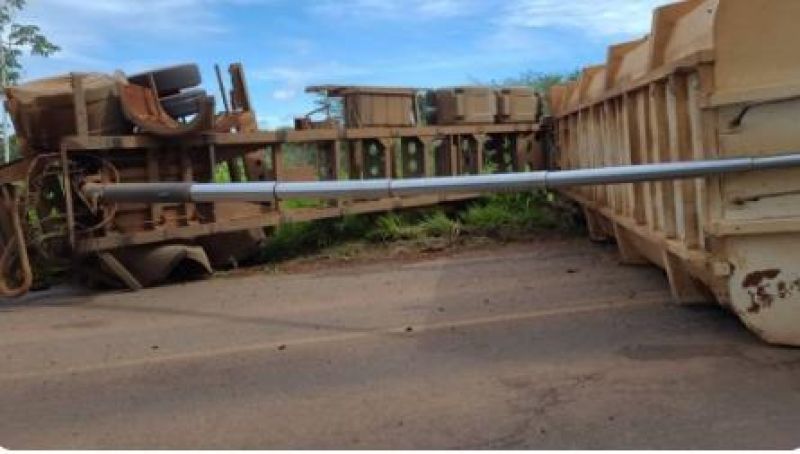 Composição de carreta tombou e deixou soja espalhada em rodovia de RO Composição de carreta tombou e deixou soja espalhada em rodovia de RO