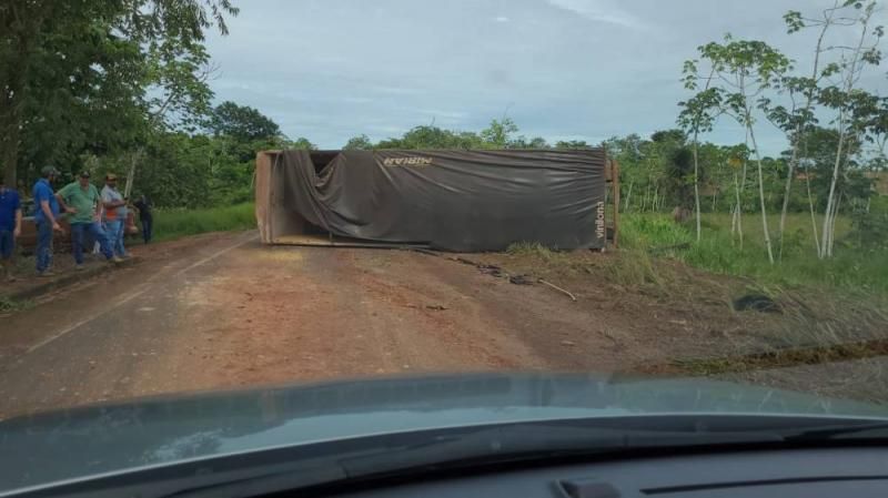Composição de carreta tombou e deixou soja espalhada em rodovia de RO Composição de carreta tombou e deixou soja espalhada em rodovia de RO