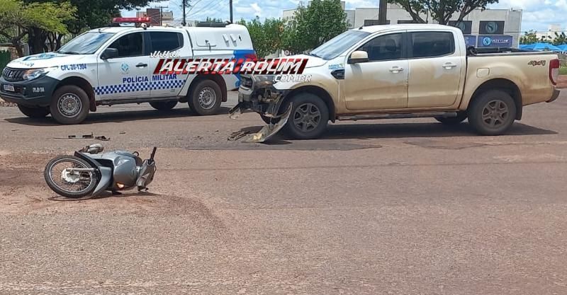 Condutora de moto foi socorrida em estado grave após acidente nesta tarde em Rolim de Moura - Veja o vídeo da colisão Condutora de moto foi socorrida em estado grave após acidente nesta tarde em Rolim de Moura - Veja o vídeo da colisão