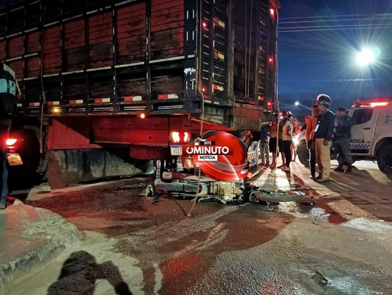 Motociclista morreu preso entre eixos de caminhão em grave acidente de transito em RO Motociclista morreu preso entre eixos de caminhão em grave acidente de transito em RO
