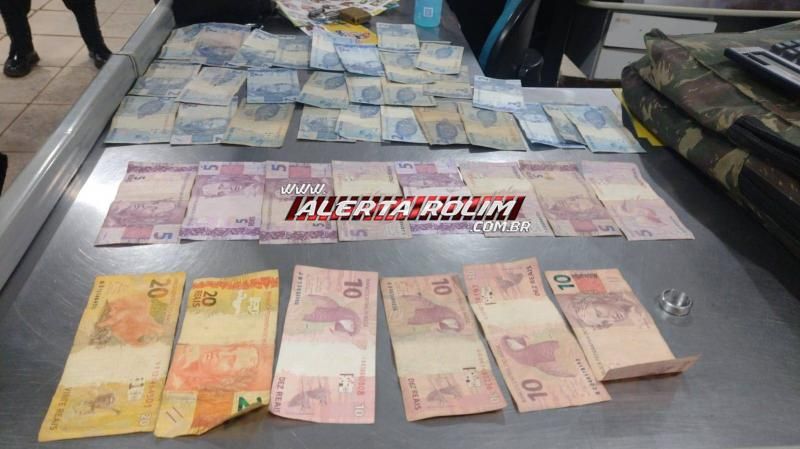 Suspeito foi preso em flagrante pela PM, enquanto praticava furto em Mercado, durante a madrugada em Rolim de Moura Suspeito foi preso em flagrante pela PM, enquanto praticava furto em Mercado, durante a madrugada em Rolim de Moura