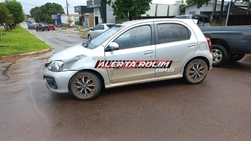 Terceiro acidente de trânsito desta terça-feira envolveu carro e moto deixou um ferido em Rolim de Moura Terceiro acidente de trânsito desta terça-feira envolveu carro e moto deixou um ferido em Rolim de Moura