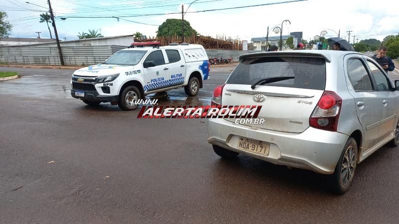 Terceiro acidente de trânsito desta terça-feira envolveu carro e moto deixou um ferido em Rolim de Moura Terceiro acidente de trânsito desta terça-feira envolveu carro e moto deixou um ferido em Rolim de Moura