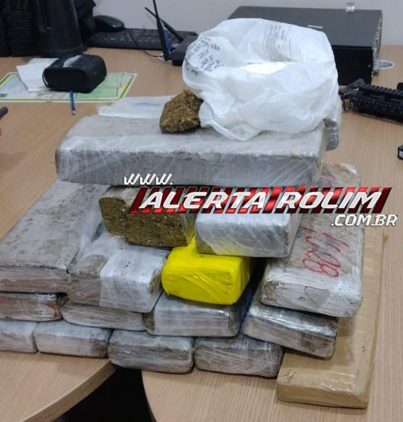 03 homens foram presos pela PM com 18 kg de droga durante a madrugada em Rolim de Moura 03 homens foram presos pela PM com 18 kg de droga durante a madrugada em Rolim de Moura