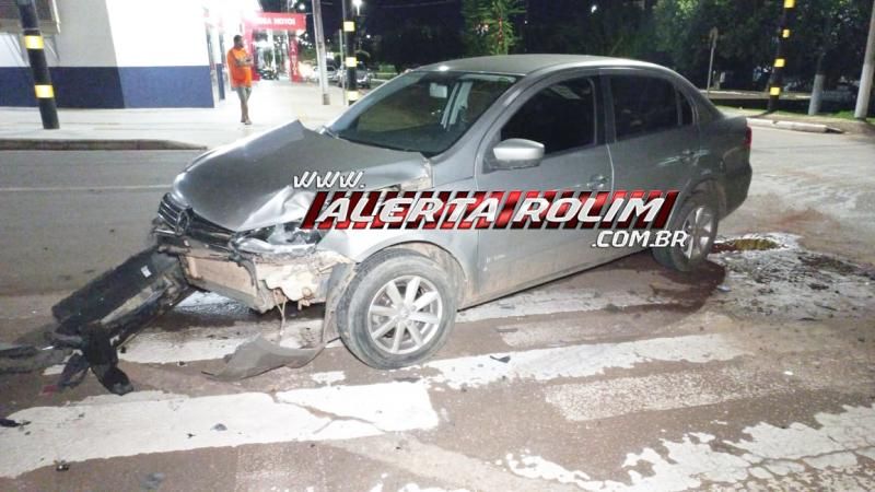 Colisão entre dois veículos ocorreu em cruzamento com semáforo que apresentava problemas em Rolim de Moura - Vídeo Colisão entre dois veículos ocorreu em cruzamento com semáforo que apresentava problemas em Rolim de Moura - Vídeo