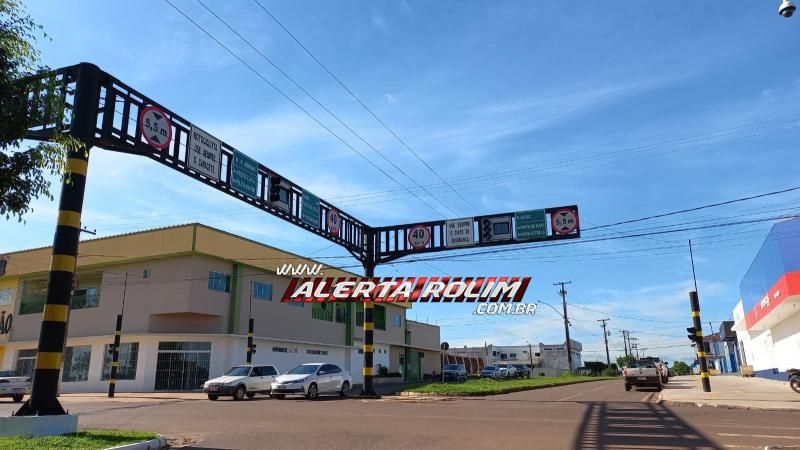 Colisão entre dois veículos ocorreu em cruzamento com semáforo que apresentava problemas em Rolim de Moura - Vídeo Colisão entre dois veículos ocorreu em cruzamento com semáforo que apresentava problemas em Rolim de Moura - Vídeo