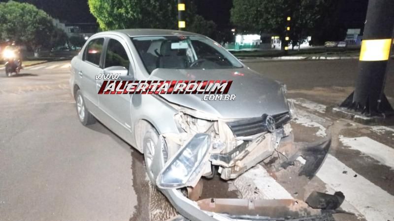 Colisão entre dois veículos ocorreu em cruzamento com semáforo que apresentava problemas em Rolim de Moura - Vídeo Colisão entre dois veículos ocorreu em cruzamento com semáforo que apresentava problemas em Rolim de Moura - Vídeo