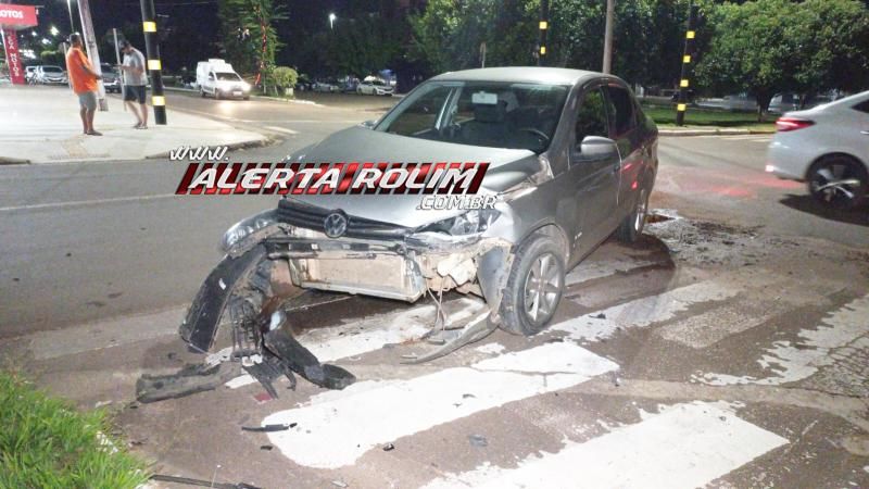 Colisão entre dois veículos ocorreu em cruzamento com semáforo que apresentava problemas em Rolim de Moura - Vídeo Colisão entre dois veículos ocorreu em cruzamento com semáforo que apresentava problemas em Rolim de Moura - Vídeo