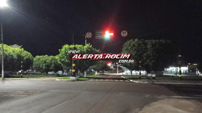 Colisão entre dois veículos ocorreu em cruzamento com semáforo que apresentava problemas em Rolim de Moura - Vídeo Colisão entre dois veículos ocorreu em cruzamento com semáforo que apresentava problemas em Rolim de Moura - Vídeo