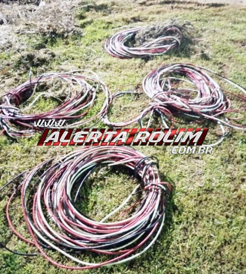 Velhos conhecidos da PM de Rolim de Moura foram presos em Alto Alegre enquanto furtavam fiação de iluminação pública Velhos conhecidos da PM de Rolim de Moura foram presos em Alto Alegre enquanto furtavam fiação de iluminação pública