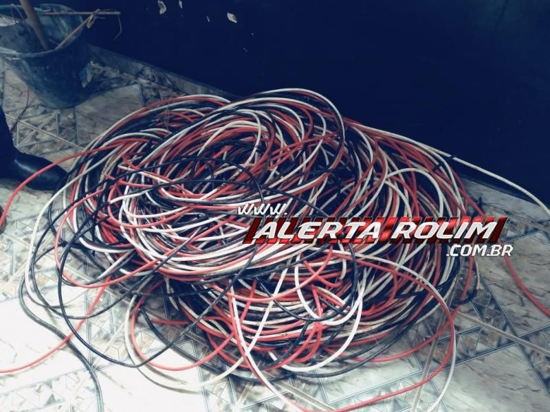 Velhos conhecidos da PM de Rolim de Moura foram presos em Alto Alegre enquanto furtavam fiação de iluminação pública Velhos conhecidos da PM de Rolim de Moura foram presos em Alto Alegre enquanto furtavam fiação de iluminação pública
