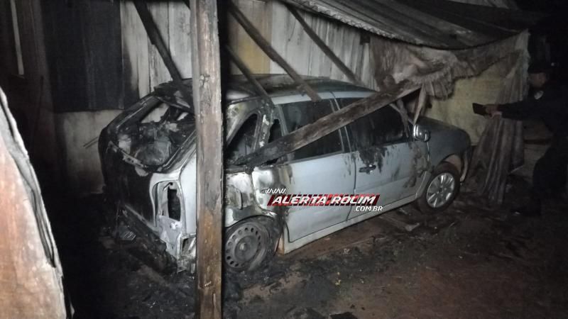 Ação rápida do Corpo de Bombeiros evitou que incêndio em carro se propagasse e destruísse casa de idoso em Rolim de Moura Ação rápida do Corpo de Bombeiros evitou que incêndio em carro se propagasse e destruísse casa de idoso em Rolim de Moura