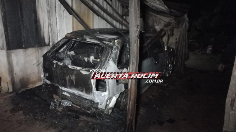 Ação rápida do Corpo de Bombeiros evitou que incêndio em carro se propagasse e destruísse casa de idoso em Rolim de Moura Ação rápida do Corpo de Bombeiros evitou que incêndio em carro se propagasse e destruísse casa de idoso em Rolim de Moura