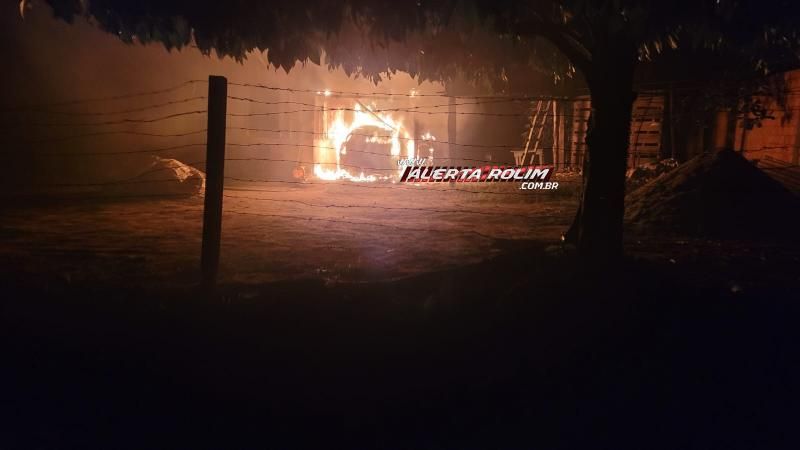 Ação rápida do Corpo de Bombeiros evitou que incêndio em carro se propagasse e destruísse casa de idoso em Rolim de Moura Ação rápida do Corpo de Bombeiros evitou que incêndio em carro se propagasse e destruísse casa de idoso em Rolim de Moura