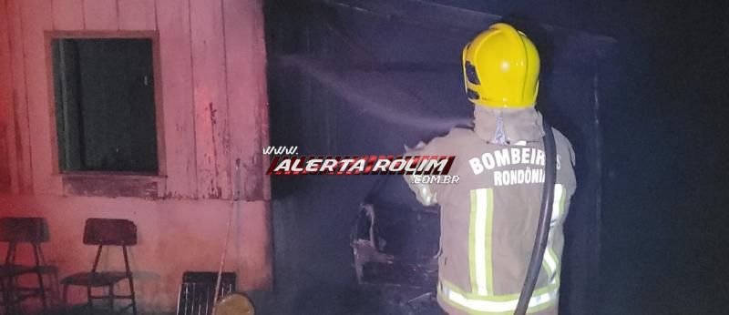 Ação rápida do Corpo de Bombeiros evitou que incêndio em carro se propagasse e destruísse casa de idoso em Rolim de Moura Ação rápida do Corpo de Bombeiros evitou que incêndio em carro se propagasse e destruísse casa de idoso em Rolim de Moura