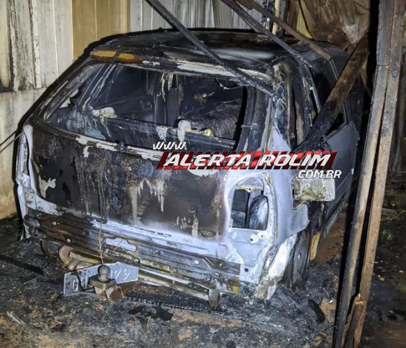 Ação rápida do Corpo de Bombeiros evitou que incêndio em carro se propagasse e destruísse casa de idoso em Rolim de Moura Ação rápida do Corpo de Bombeiros evitou que incêndio em carro se propagasse e destruísse casa de idoso em Rolim de Moura