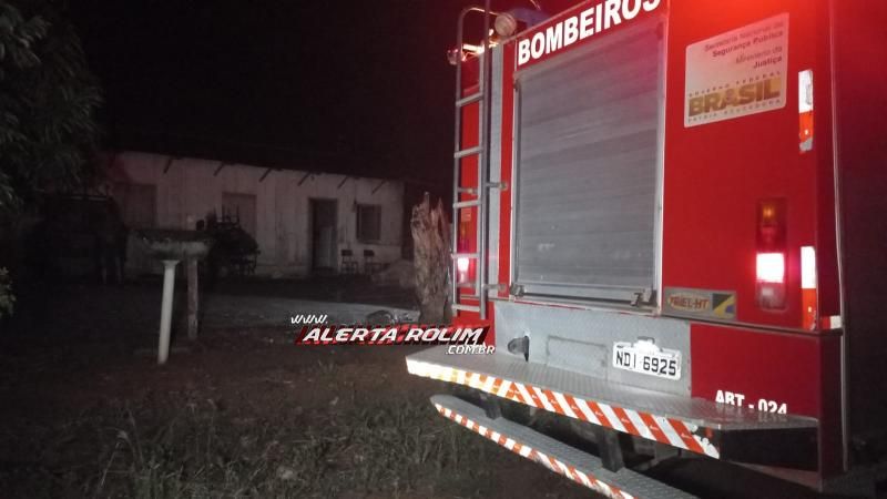 Ação rápida do Corpo de Bombeiros evitou que incêndio em carro se propagasse e destruísse casa de idoso em Rolim de Moura Ação rápida do Corpo de Bombeiros evitou que incêndio em carro se propagasse e destruísse casa de idoso em Rolim de Moura