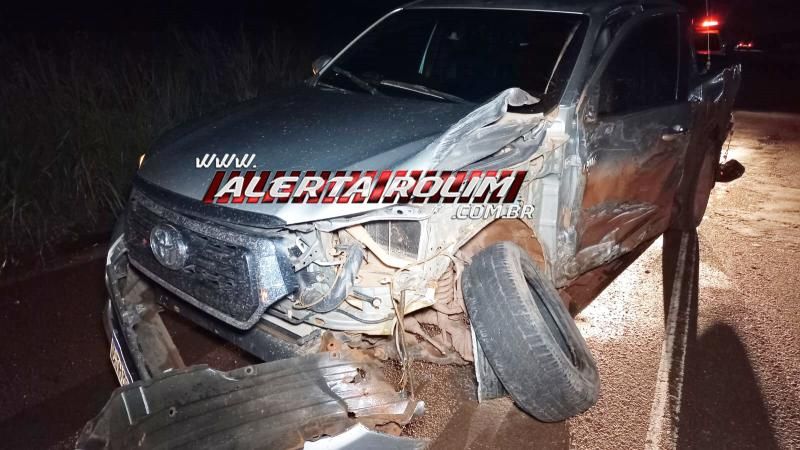 Ao tentar conversão em rodovia, condutora de caminhonete foi atingida por carreta em Rolim de Moura Ao tentar conversão em rodovia, condutora de caminhonete foi atingida por carreta em Rolim de Moura