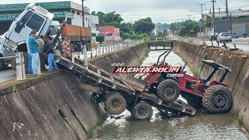 Caminhão carregado com trator caiu dentro de galeria nesta manhã de sexta-feira em Rolim de Moura Caminhão carregado com trator caiu dentro de galeria nesta manhã de sexta-feira em Rolim de Moura