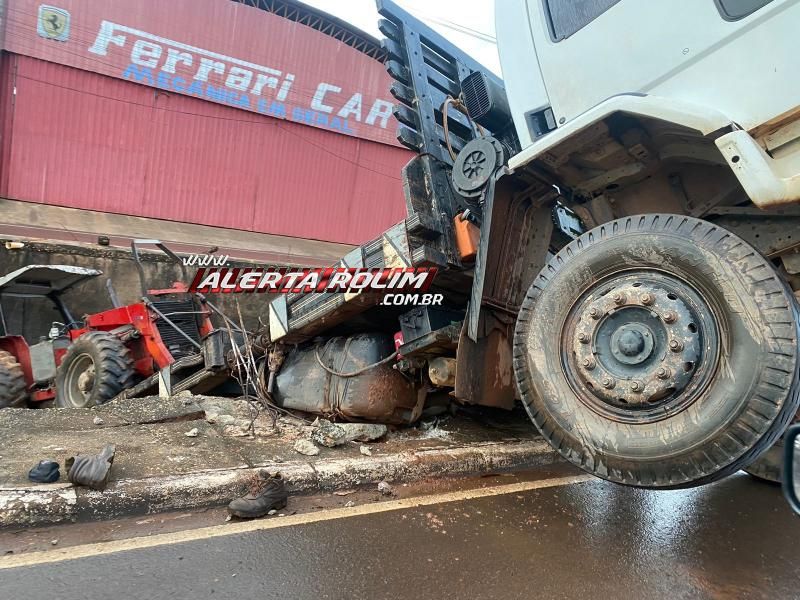 Caminhão carregado com trator caiu dentro de galeria nesta manhã de sexta-feira em Rolim de Moura