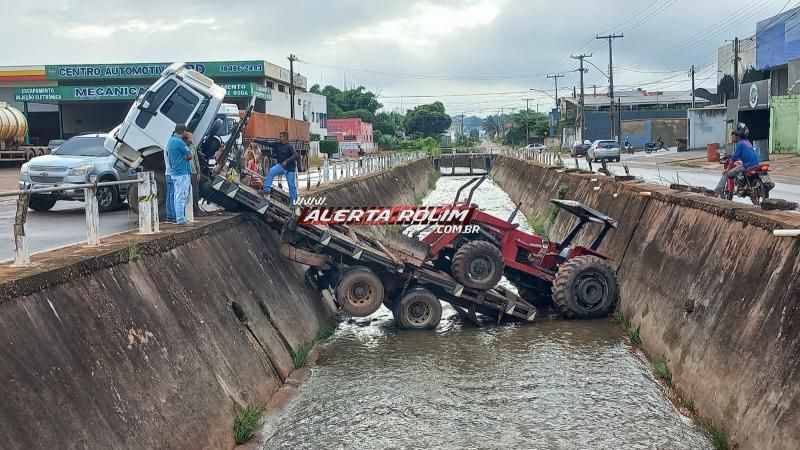 Caminhão carregado com trator caiu dentro de galeria nesta manhã de sexta-feira em Rolim de Moura Caminhão carregado com trator caiu dentro de galeria nesta manhã de sexta-feira em Rolim de Moura
