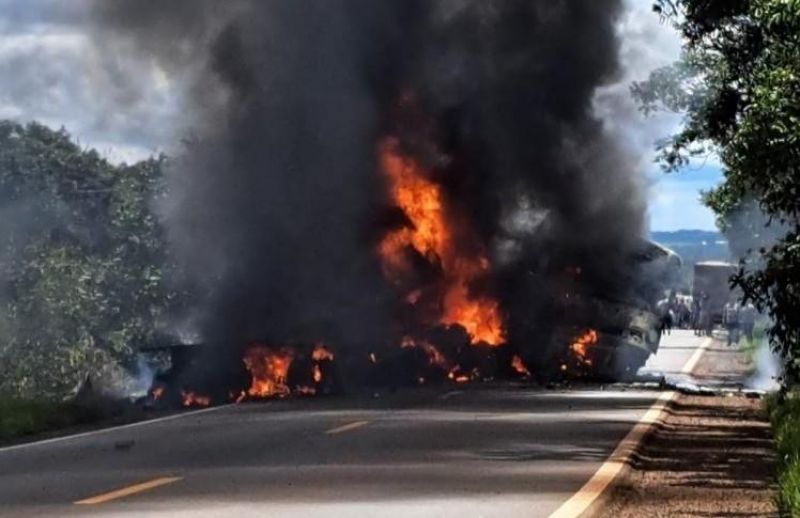Caminhoneiro rondoniense morreu carbonizado após colisão entre carretas no MT no dia do aniversário Caminhoneiro rondoniense morreu carbonizado após colisão entre carretas no MT no dia do aniversário