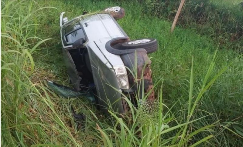 Carro capotou após bater em buraco e pneus estourarem na RO 010 em Pimenta Bueno Carro capotou após bater em buraco e pneus estourarem na RO 010 em Pimenta Bueno