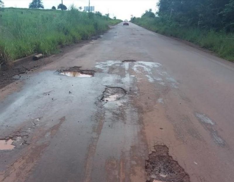 Carro capotou após bater em buraco e pneus estourarem na RO 010 em Pimenta Bueno Carro capotou após bater em buraco e pneus estourarem na RO 010 em Pimenta Bueno