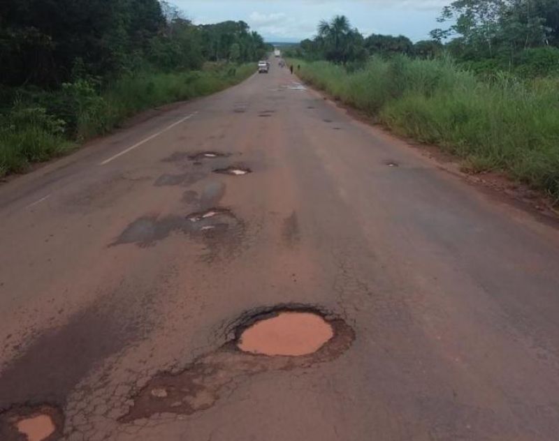 Carro capotou após bater em buraco e pneus estourarem na RO 010 em Pimenta Bueno Carro capotou após bater em buraco e pneus estourarem na RO 010 em Pimenta Bueno