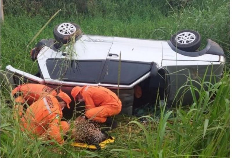 Carro capotou após bater em buraco e pneus estourarem na RO 010 em Pimenta Bueno Carro capotou após bater em buraco e pneus estourarem na RO 010 em Pimenta Bueno