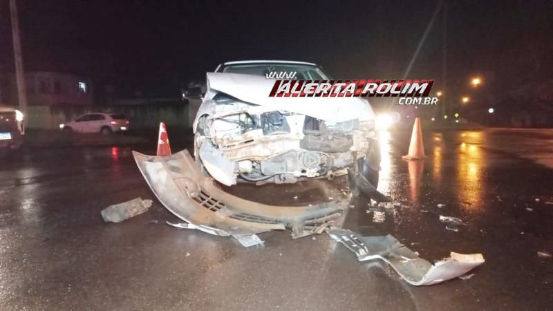 Colisão entre dois carros foi registrada na noite deste sábado em Rolim de Moura Colisão entre dois carros foi registrada na noite deste sábado em Rolim de Moura