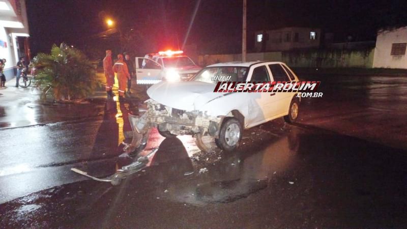 Colisão entre dois carros foi registrada na noite deste sábado em Rolim de Moura Colisão entre dois carros foi registrada na noite deste sábado em Rolim de Moura