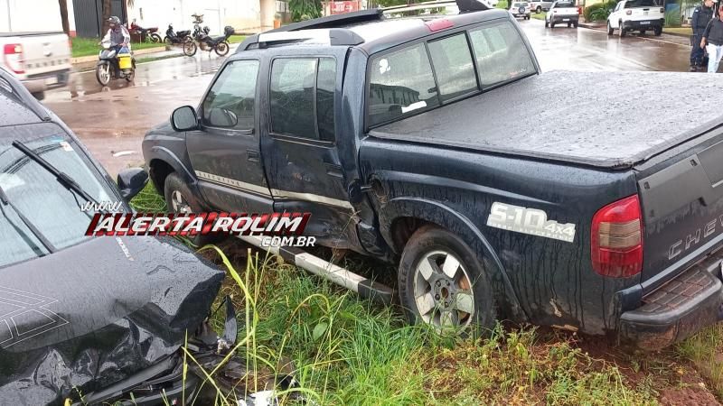 Colisão entre dois carros marcou o terceiro acidente de trânsito nesta segunda-feira em Rolim de Moura Colisão entre dois carros marcou o terceiro acidente de trânsito nesta segunda-feira em Rolim de Moura